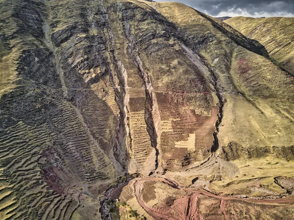 南美洲安第斯山脉危险的高山公路的空中景观 — 图库照片