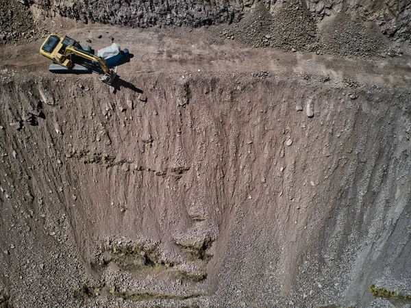 南美洲安第斯山脉危险的高山公路上挖掘机的空中视图 — 图库照片