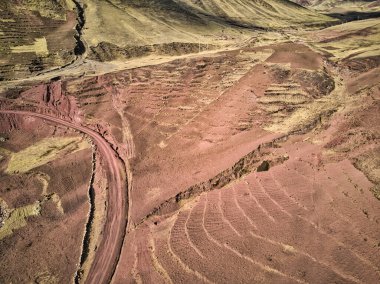 Andes, Güney Amerika 'daki tehlikeli yüksek dağ yolunun havadan görünüşü