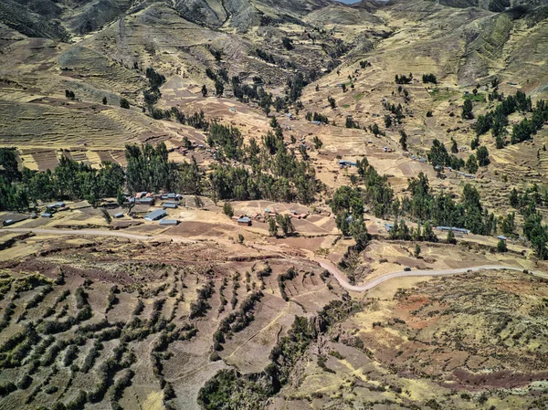 位于秘鲁安第斯地区高处的小村庄的空中景观 — 图库照片