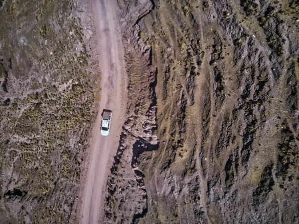 南美洲安第斯山脉危险的高山公路的空中景观 — 图库照片