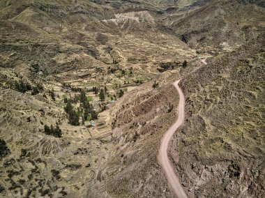 Andes, Güney Amerika 'daki tehlikeli yüksek dağ yolunun havadan görünüşü
