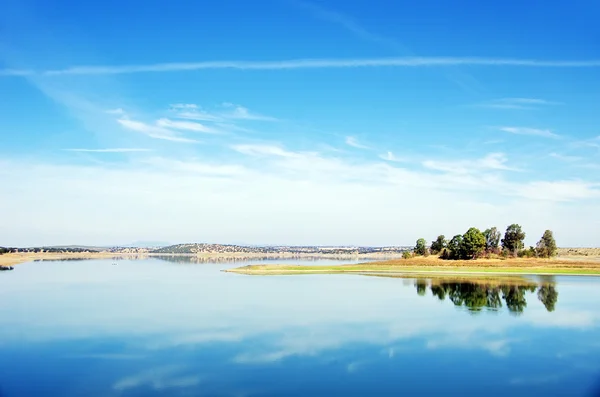 Озеро плотины Кайя. Кампу-Майор, Альфажо, Португалия — стоковое фото