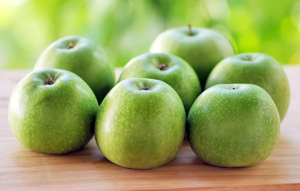 Verse biologische appels op houten tafel — Stockfoto