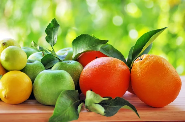 Grönt äpple, gul citron, lime och en apelsiner — Stockfoto