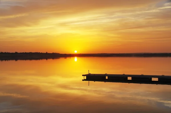 锚固在日落时在 alqueva 湖 — 图库照片