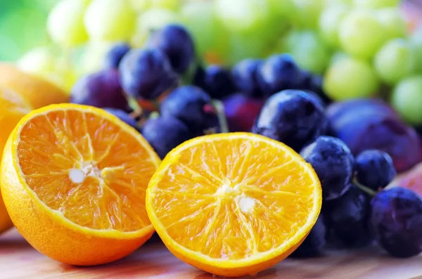Plasterki pomarańczy i winogron — Zdjęcie stockowe