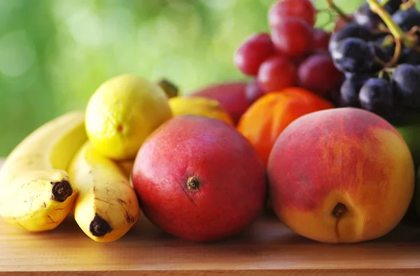 不同种类的水果在桌子上 — 图库照片