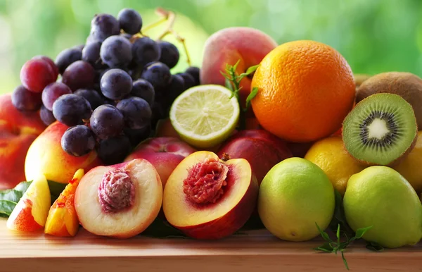 Sortimento de frutas suculentas na mesa — Fotografia de Stock