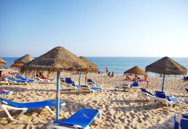 Plaj şezlong ve şemsiye, Faro, Portekiz