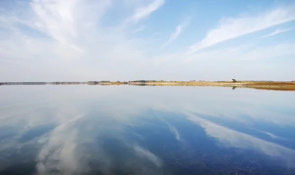 Refleksi pada air, Alqueva Lake, Portugal — Stok Foto