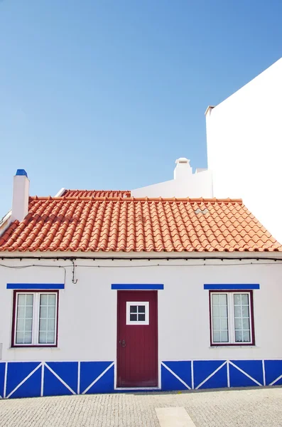 Tradiční portugalské Alentejo modrý a Bílý dům, Porto Covo — Stock fotografie