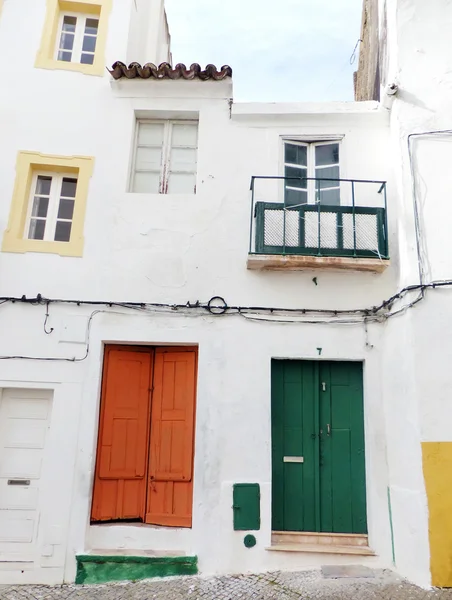 Staré fasády v ulici Elvas, Portugalsko — Stock fotografie