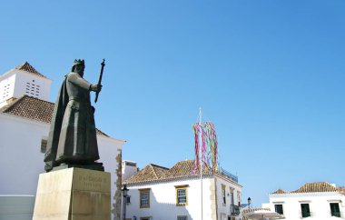 Kral Afonso III Portekiz in Faro, Algarve bölgesinde heykeli