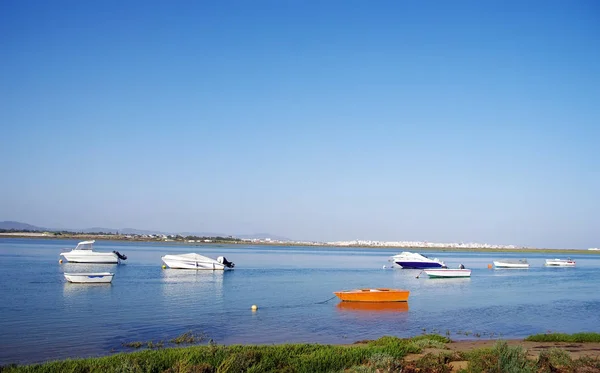 Łodzie w Ria Formosa, Faro, Algarve, Portugalia — Zdjęcie stockowe