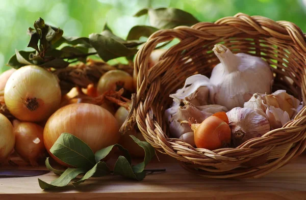 Sarımsak ve soğan tablo ve sepeti — Stok fotoğraf