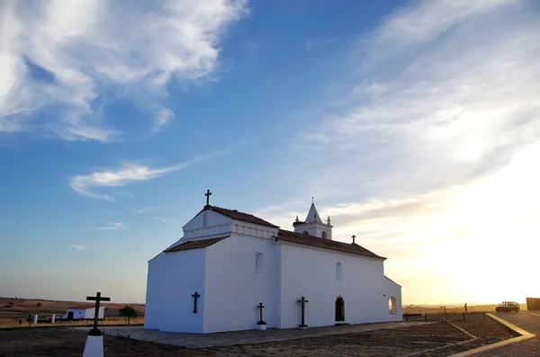 Kerk in Luz dorp bij zonsondergang — Stockfoto