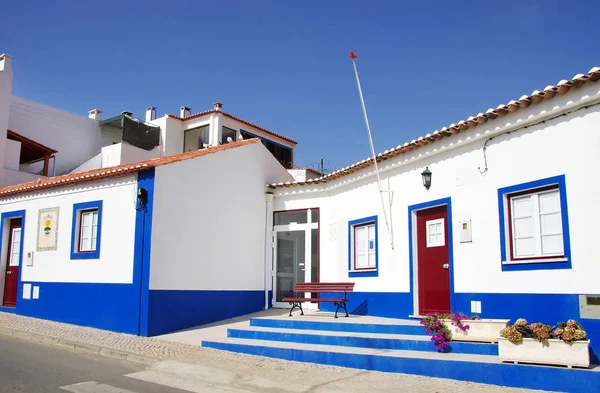 Tradicional azul y blanco Alentejo edificios portugueses, Portug — Foto de Stock