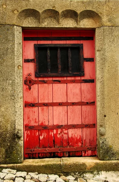 Staré červené dveře v Portugalsku — Stock fotografie