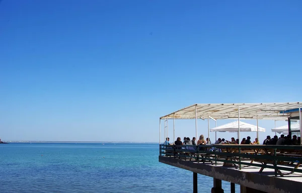 Ravintola sinisellä merellä, Etelä-Portugali — kuvapankkivalokuva