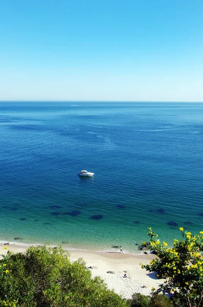 Galapos plaża w pobliżu arrabida natural park, Portugalia — Zdjęcie stockowe