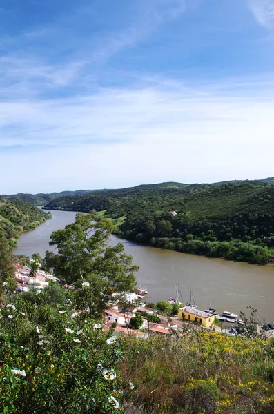 Пейзаж деревни Помарао и реки Гвадиана — стоковое фото