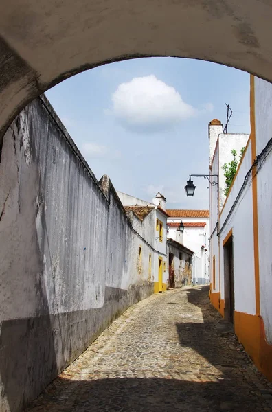 ถนนเก่าใน Evora ทางใต้ของโปรตุเกส — ภาพถ่ายสต็อก