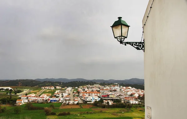 Lanterna velha na parede, Aljezur aldeia, Portugal — Fotografia de Stock