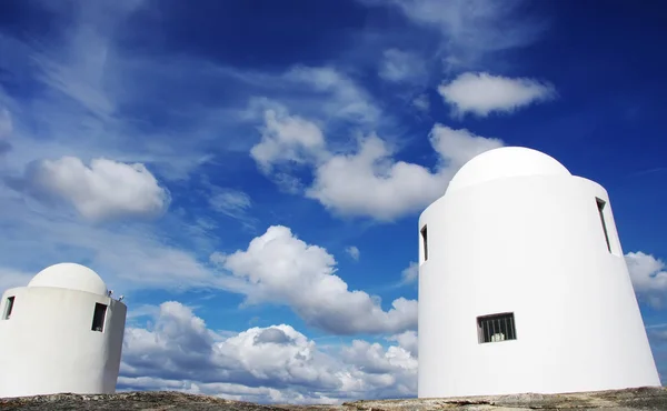 Białych wiatraków w alto de s bento, Évora, Portugalia — Zdjęcie stockowe