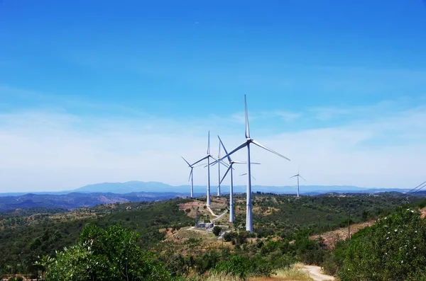 Електрогенератори вітрових турбін на горі, Алгарве, Португалія — стокове фото