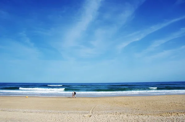 Blauwe zee in Barril Beach, Tavira, Algarve — Stockfoto