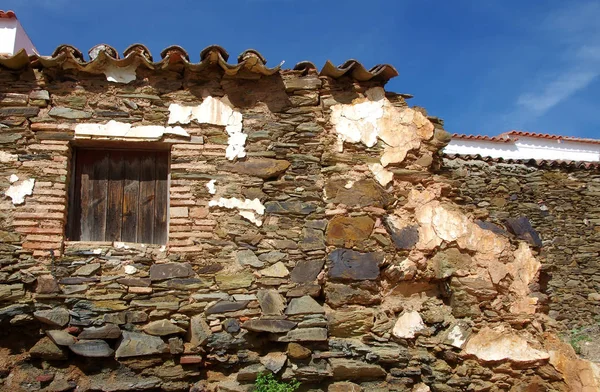 Oude verlaten gebouw muur textuur met vergrendelde windows — Stockfoto