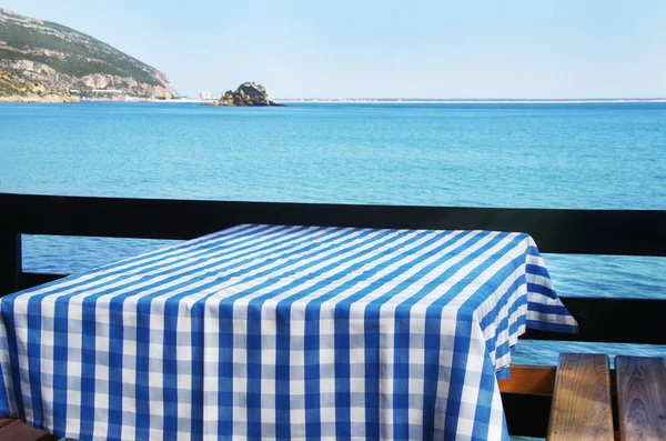 Pöydän kattaminen rantaravintolassa, Portugali — kuvapankkivalokuva