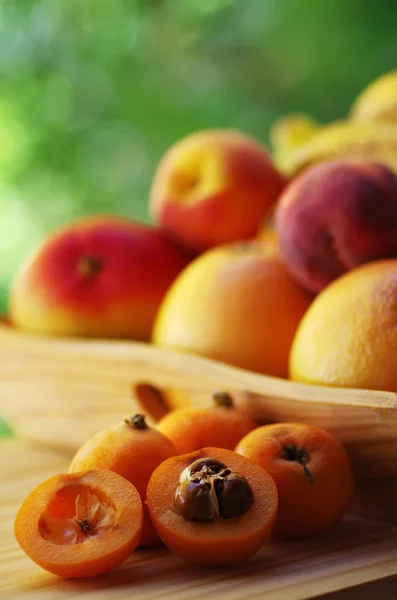 Loquat Mispel met nany fruit in mand — Stockfoto