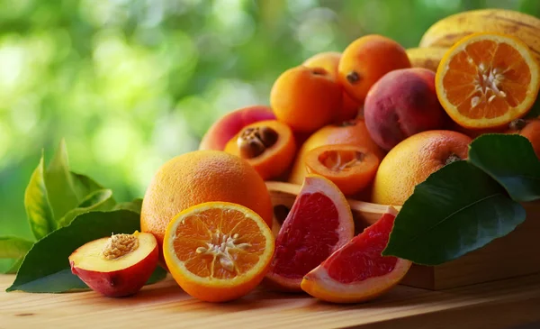 Fruta cítrica en rodajas maduras y varias frutas en canasta de madera —  Fotos de Stock