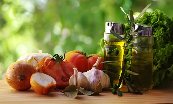 Olivenöl, Essig, Tomaten und Kräuter auf rustikalem Tisch — Stockfoto