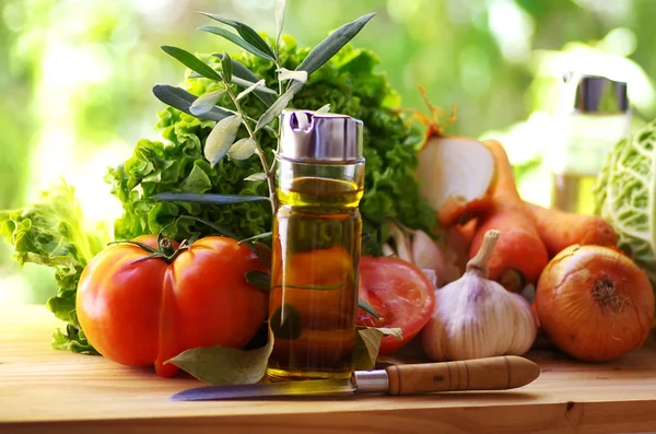 Aceite de oliva, tomate y hierbas sobre mesa rústica —  Fotos de Stock
