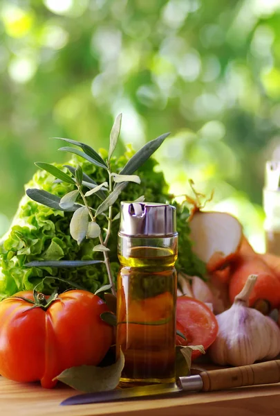Olivenöl, Tomaten und Kräuter auf rustikalem Tisch — Stockfoto