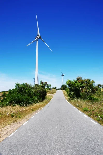 Windmil em estrada na montanha, algarve, Portugal — Fotografia de Stock