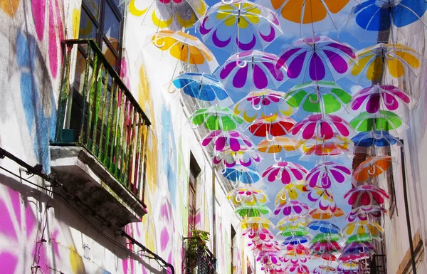 Kleurrijke paraplu's in de hemel. Straat decoratie. Beja, Portugal — Stockfoto