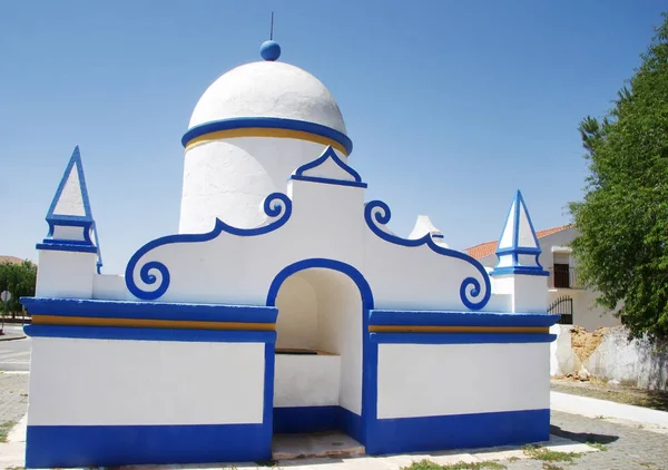 Fonte pública caiada de branco.Alentejo, Portugal — Fotografia de Stock