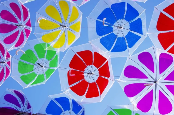 베 자, 포르투갈의 도시에서 하늘을 색칠 하는 우산 — 스톡 사진