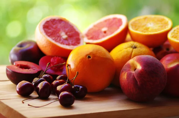 Wiśni, brzoskwiń i cytrynowy owoce na stole — Zdjęcie stockowe