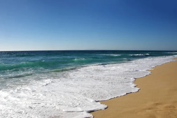 Wellen am Strand im Süden Portugals — Stockfoto