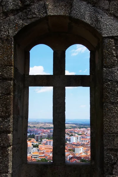Vecchia finestra nel castello in Portogallo — Foto Stock