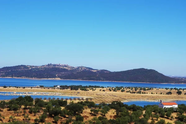 Landschap van alqueva meer in de buurt van mourao dorp — Stockfoto