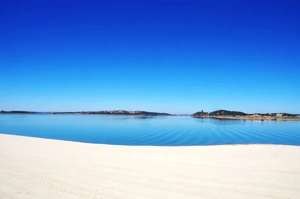 Lago alqueva cerca del pueblo de Mourao, al sur de Portugal — Foto de Stock