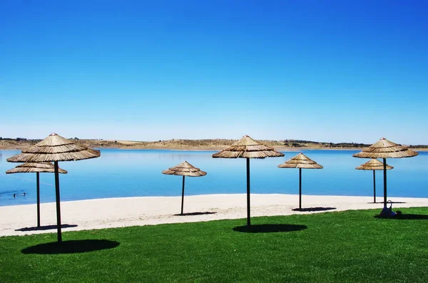 Flussstrand am alqueva see, südlich von portugal — Stockfoto