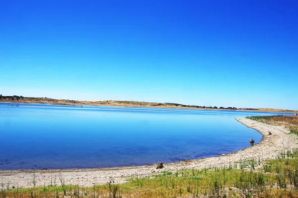 Alqueva meer bij Mourao dorp, alentejo, Portugal — Stockfoto