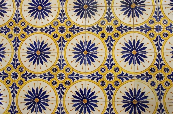 Antigos azulejos tradicionais portugueses — Fotografia de Stock